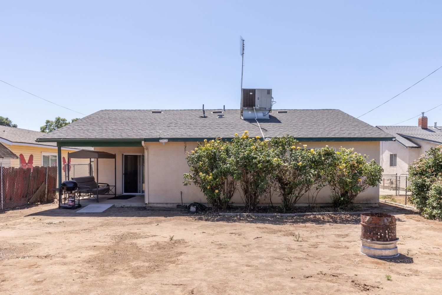366 N Perry Ave, Dinuba, CA 93618