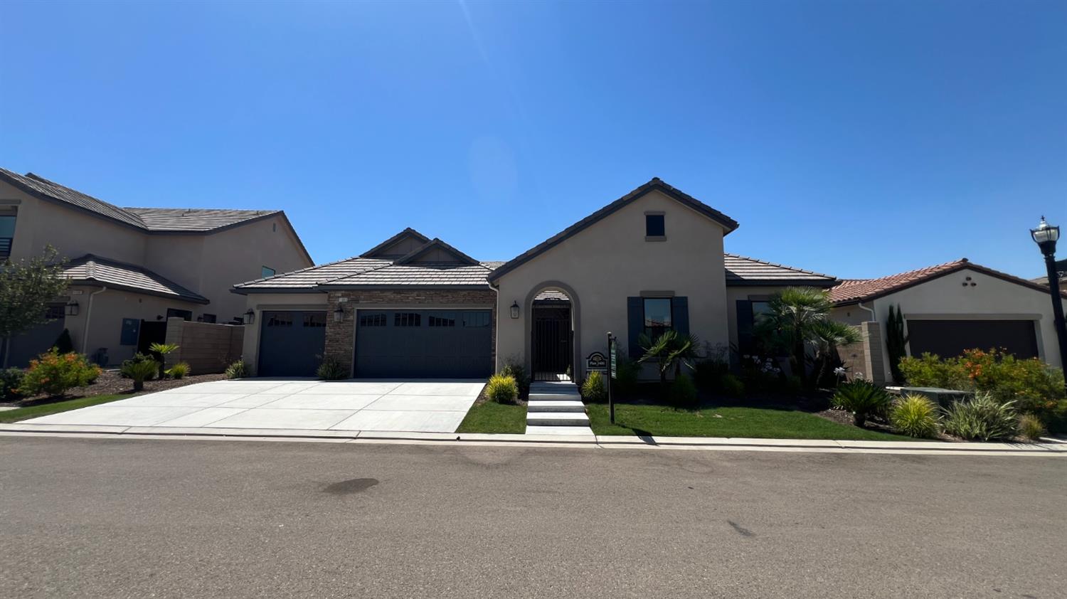 11609 N Sandy Par Dr, Fresno, CA 93730
