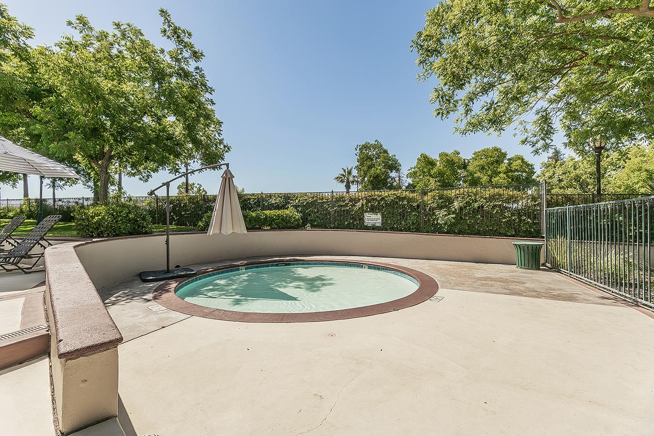 11609 N Sandy Par Dr, Fresno, CA 93730