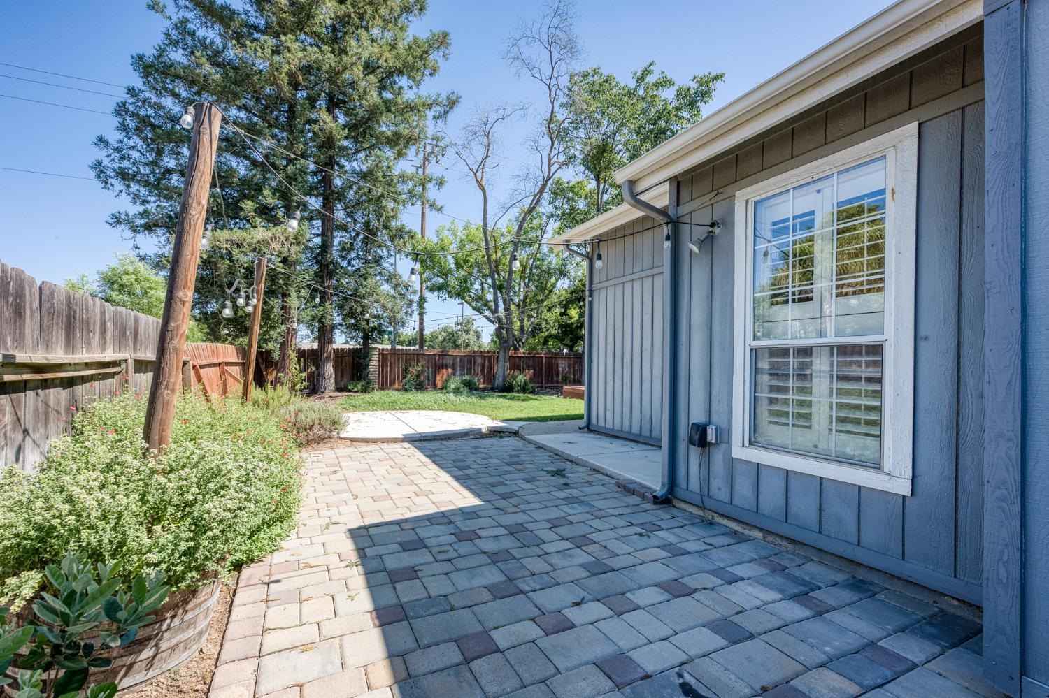 2078 E Pinedale Ave, Fresno, CA 93720