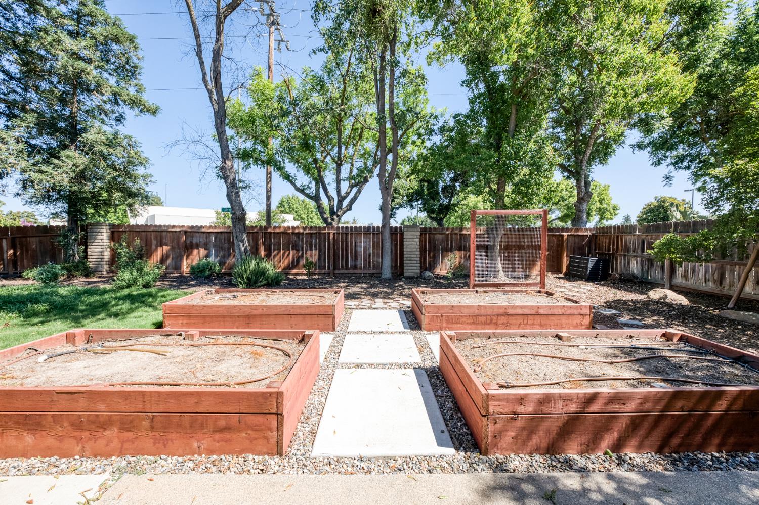 2078 E Pinedale Ave, Fresno, CA 93720