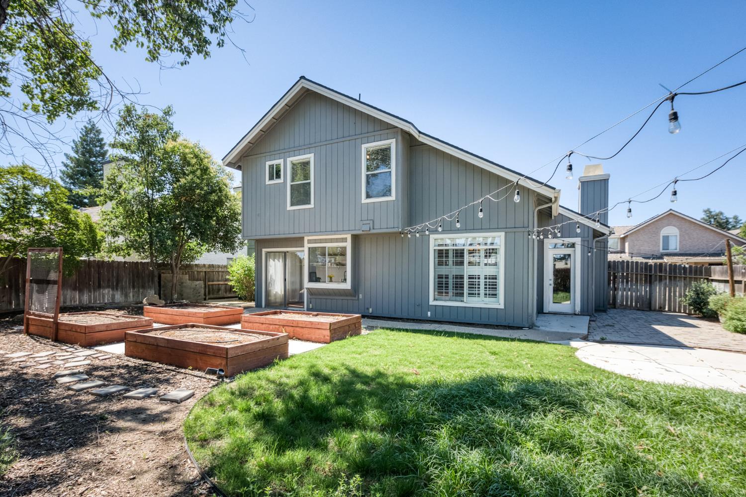 2078 E Pinedale Ave, Fresno, CA 93720