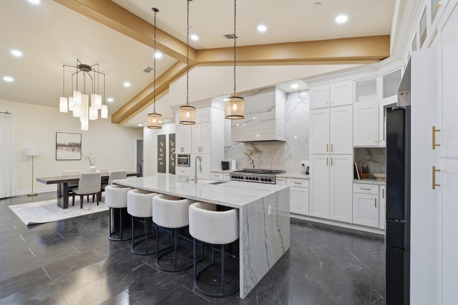 2308 S Minnewawa Ave, Fresno, CA 93727