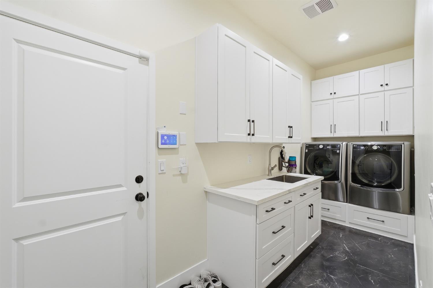 2308 S Minnewawa Ave, Fresno, CA 93727