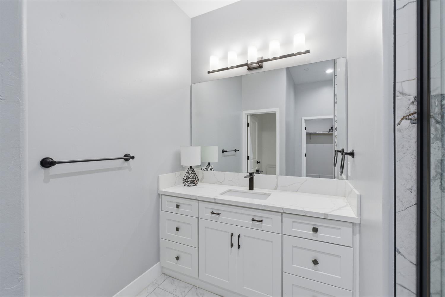 2308 S Minnewawa Ave, Fresno, CA 93727