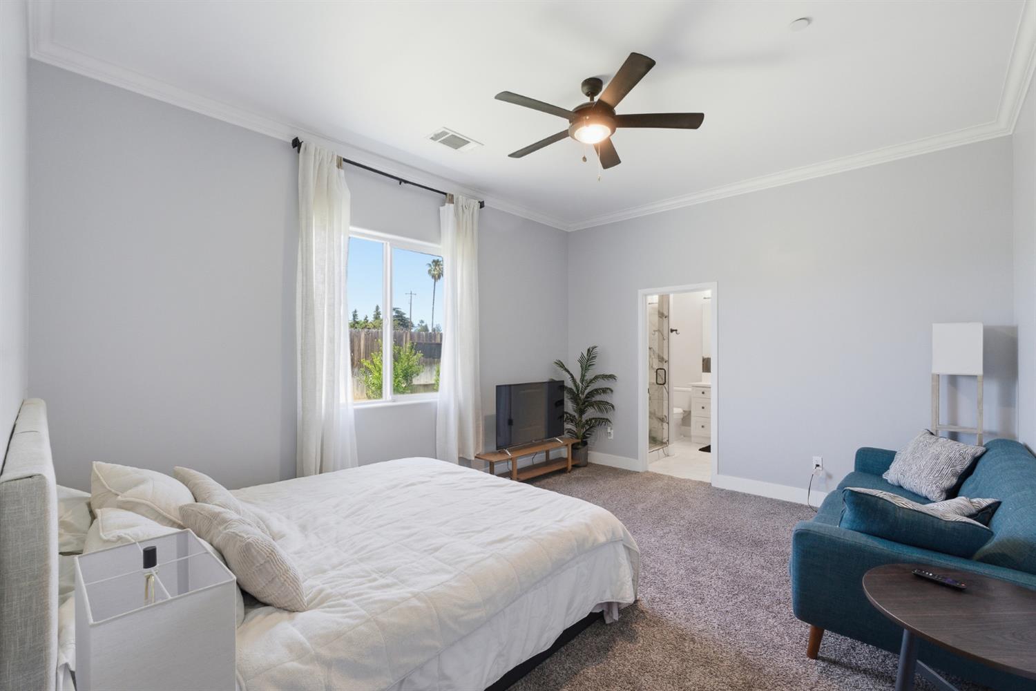 2308 S Minnewawa Ave, Fresno, CA 93727