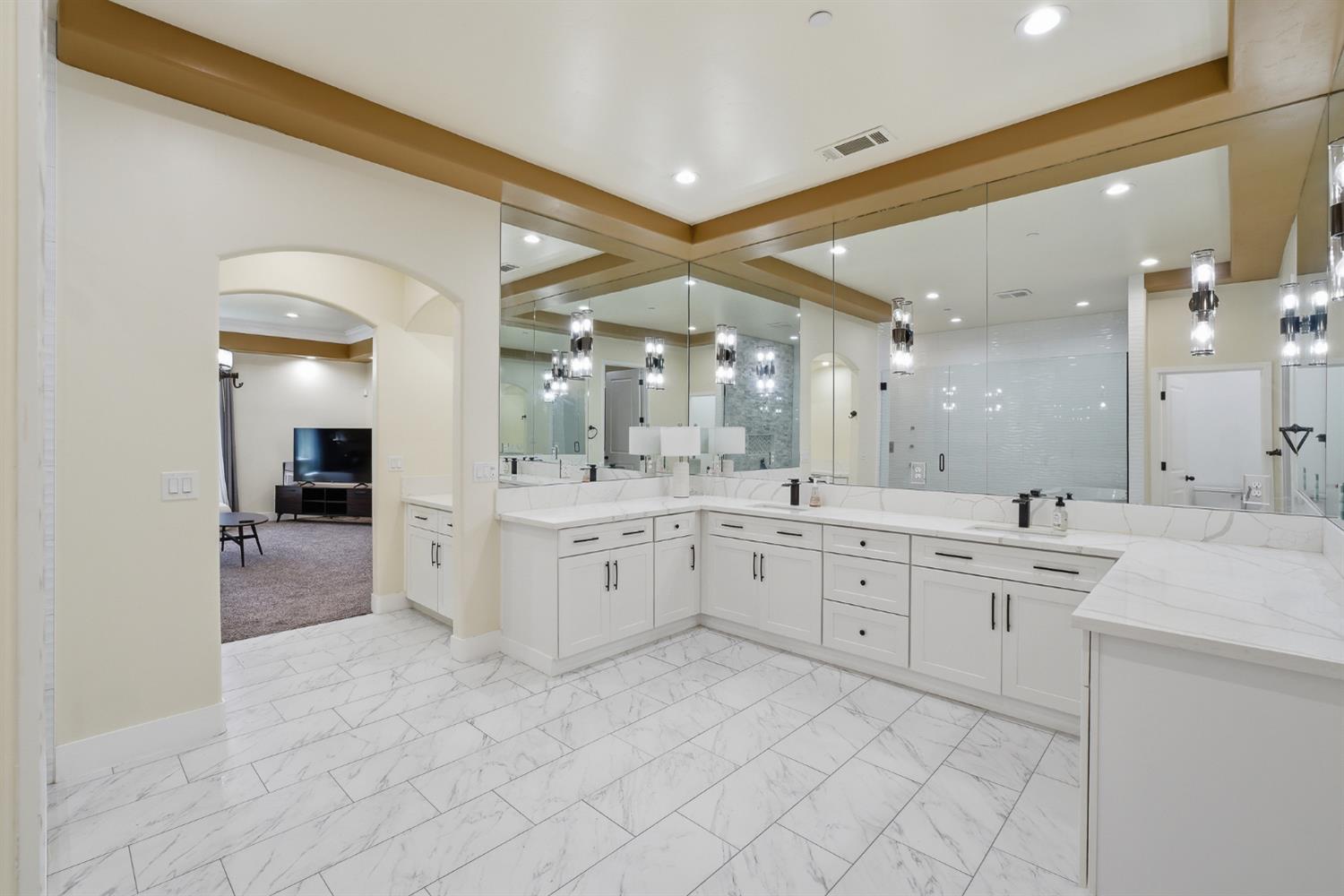 2308 S Minnewawa Ave, Fresno, CA 93727