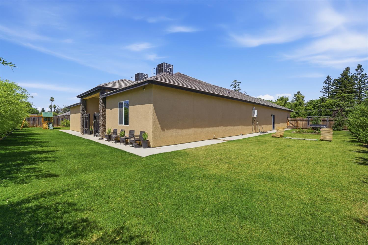 2308 S Minnewawa Ave, Fresno, CA 93727