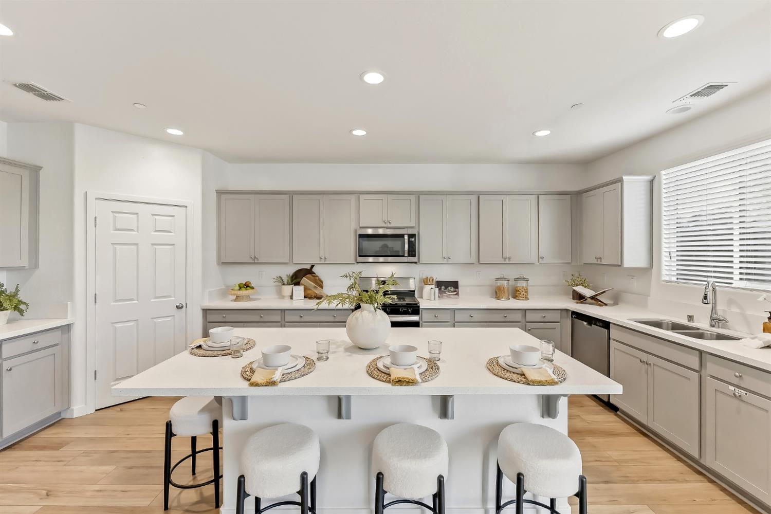 6690 E Adena Ave, Fresno, CA 93727
