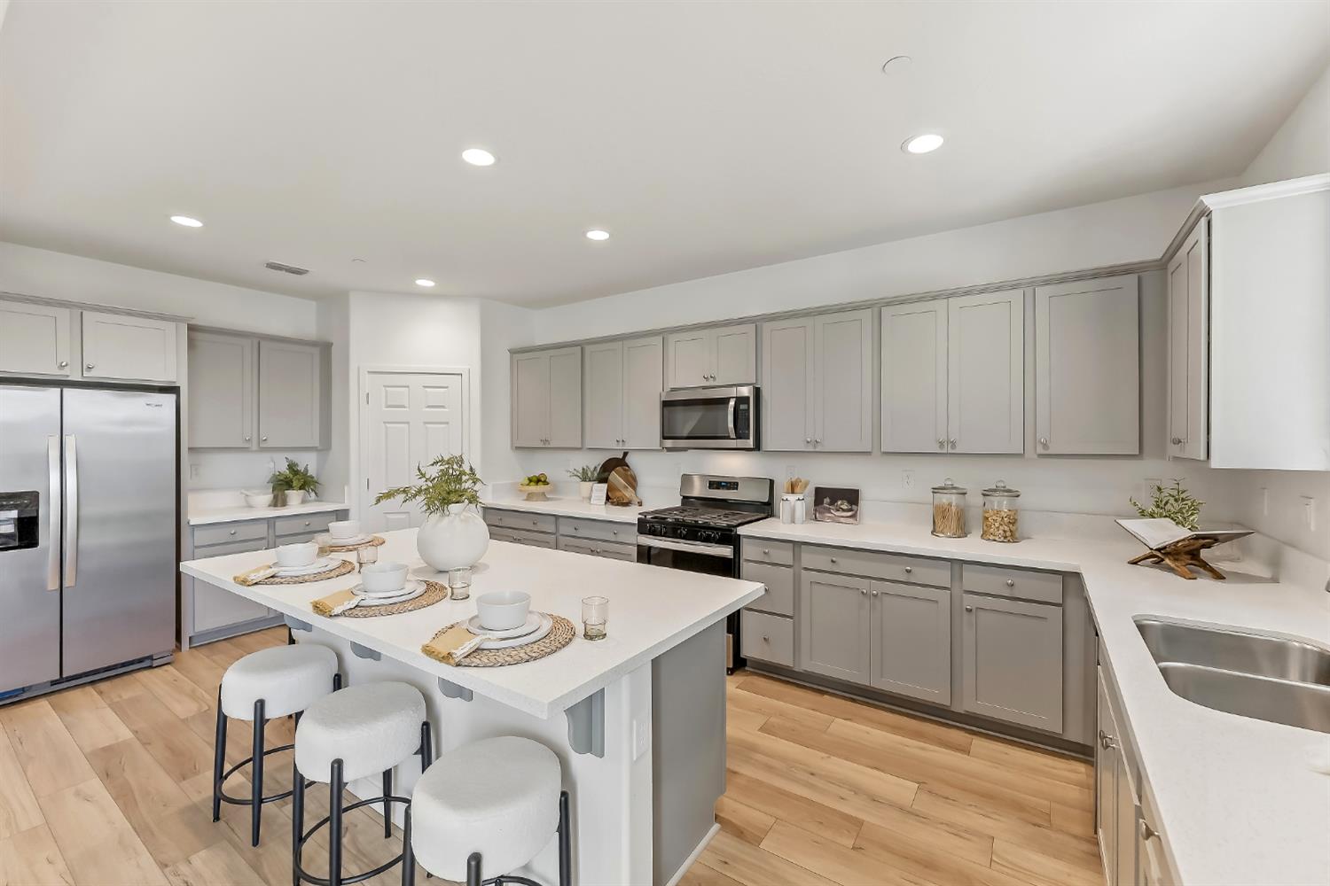 6690 E Adena Ave, Fresno, CA 93727