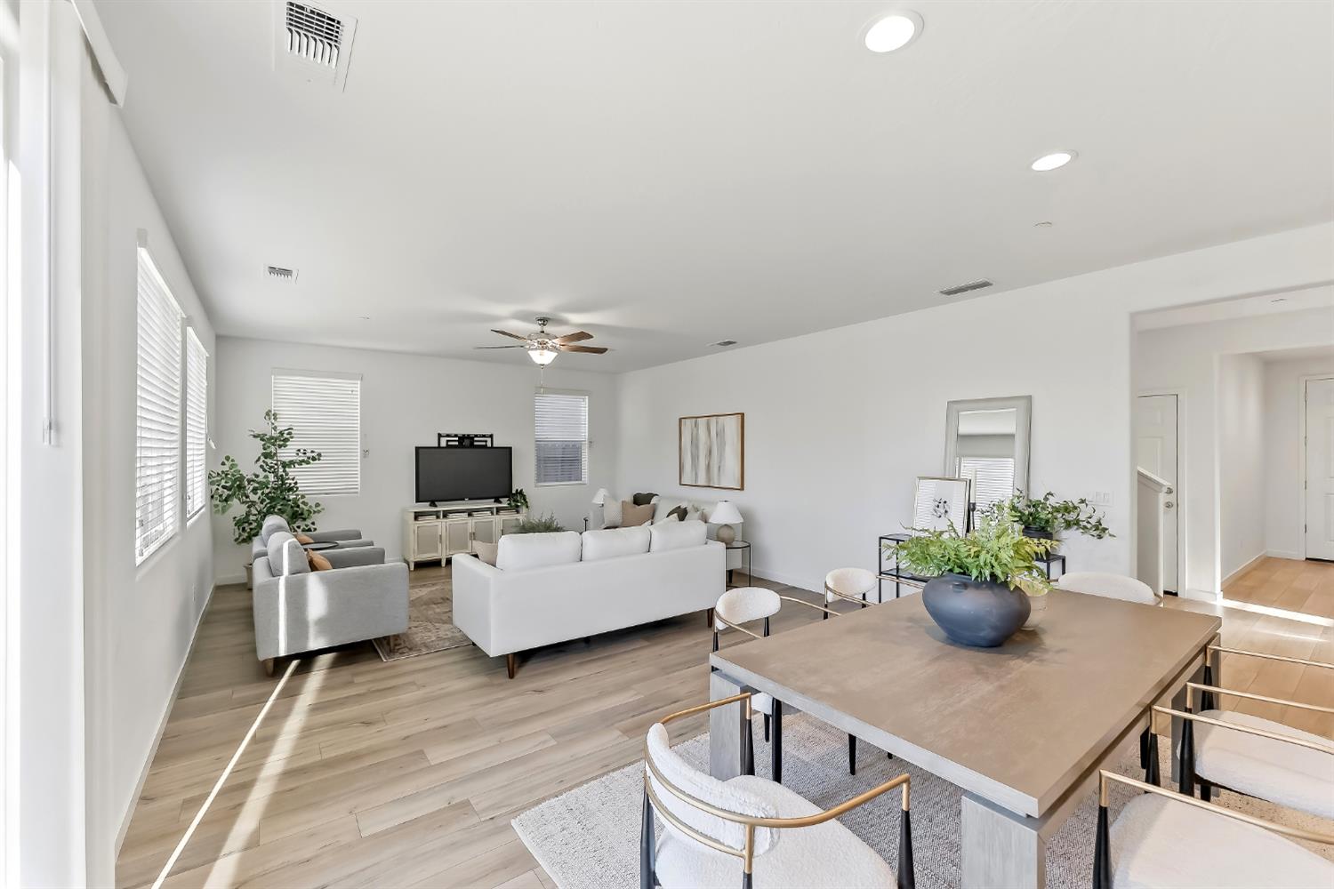 6690 E Adena Ave, Fresno, CA 93727