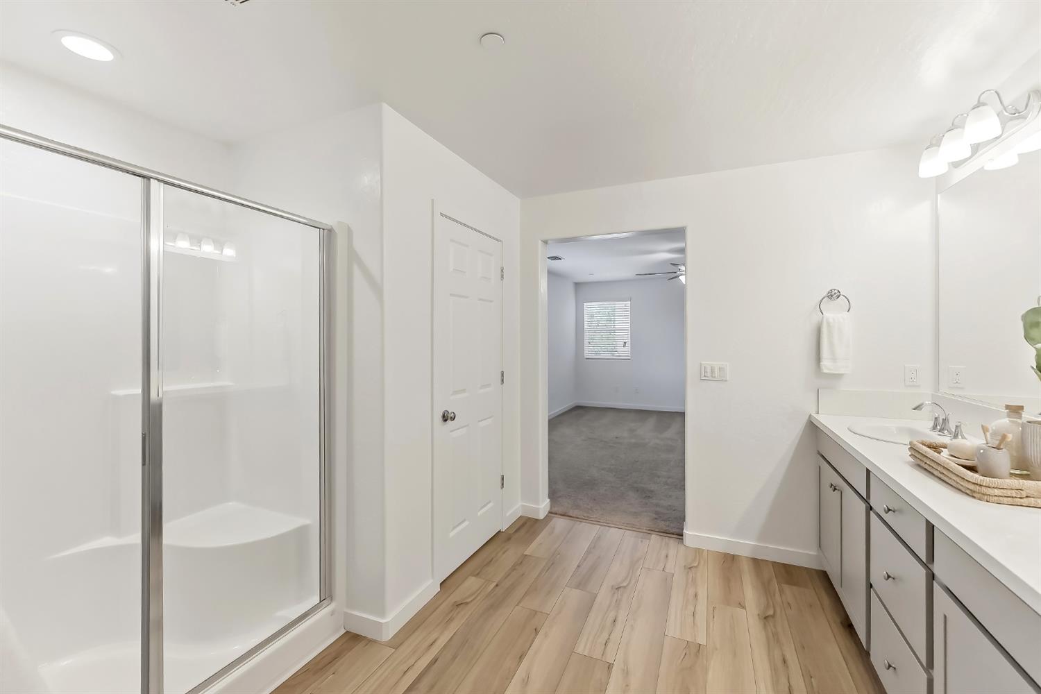 6690 E Adena Ave, Fresno, CA 93727