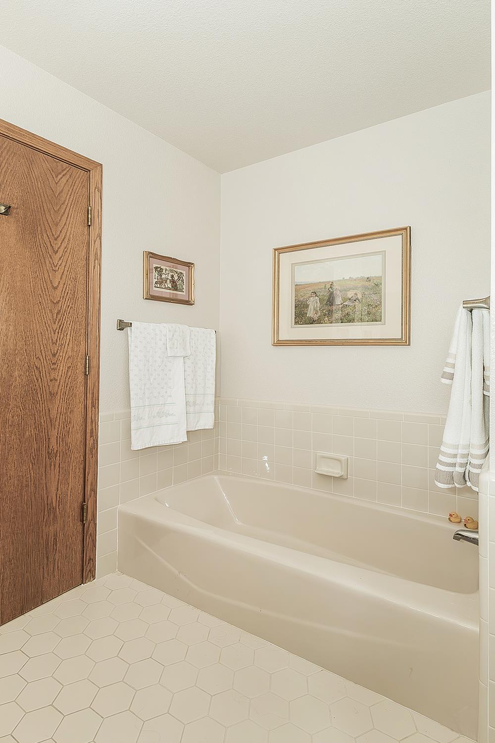 14404 Killarney Dr, Madera, CA 93636