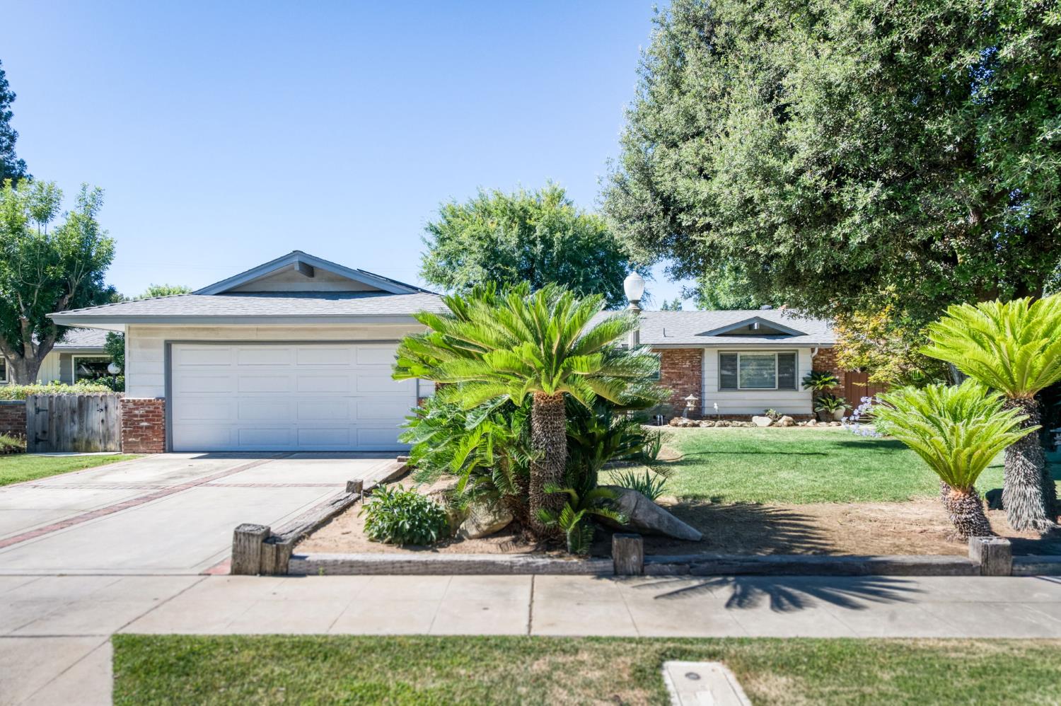 181 W Dovewood Ln, Fresno, CA 93704
