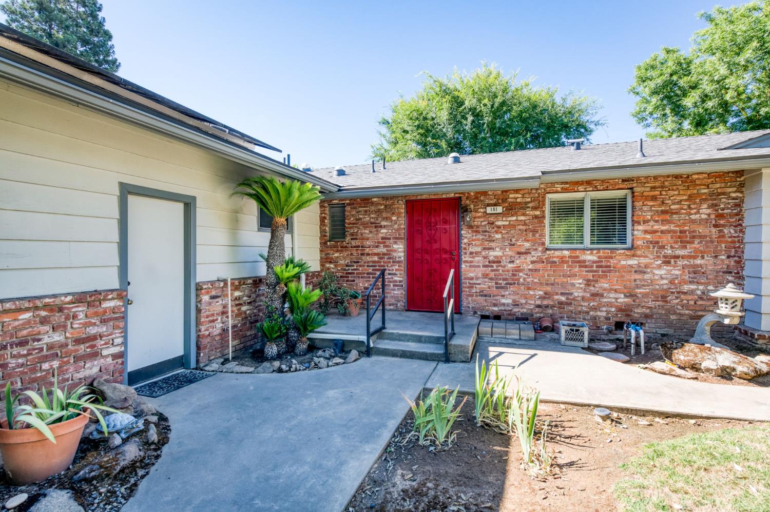 181 W Dovewood Ln, Fresno, CA 93704