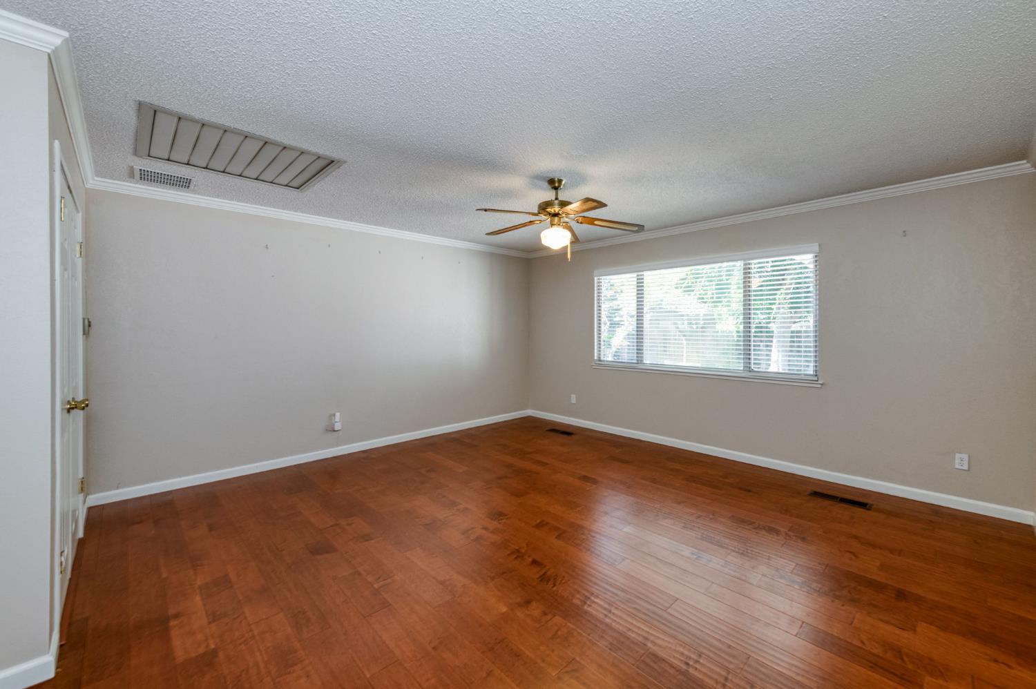 181 W Dovewood Ln, Fresno, CA 93704