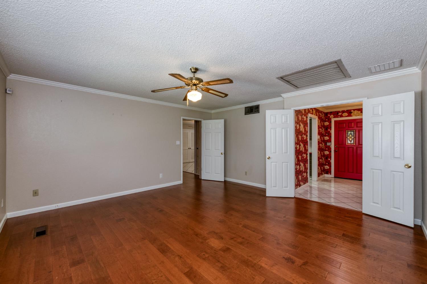 181 W Dovewood Ln, Fresno, CA 93704