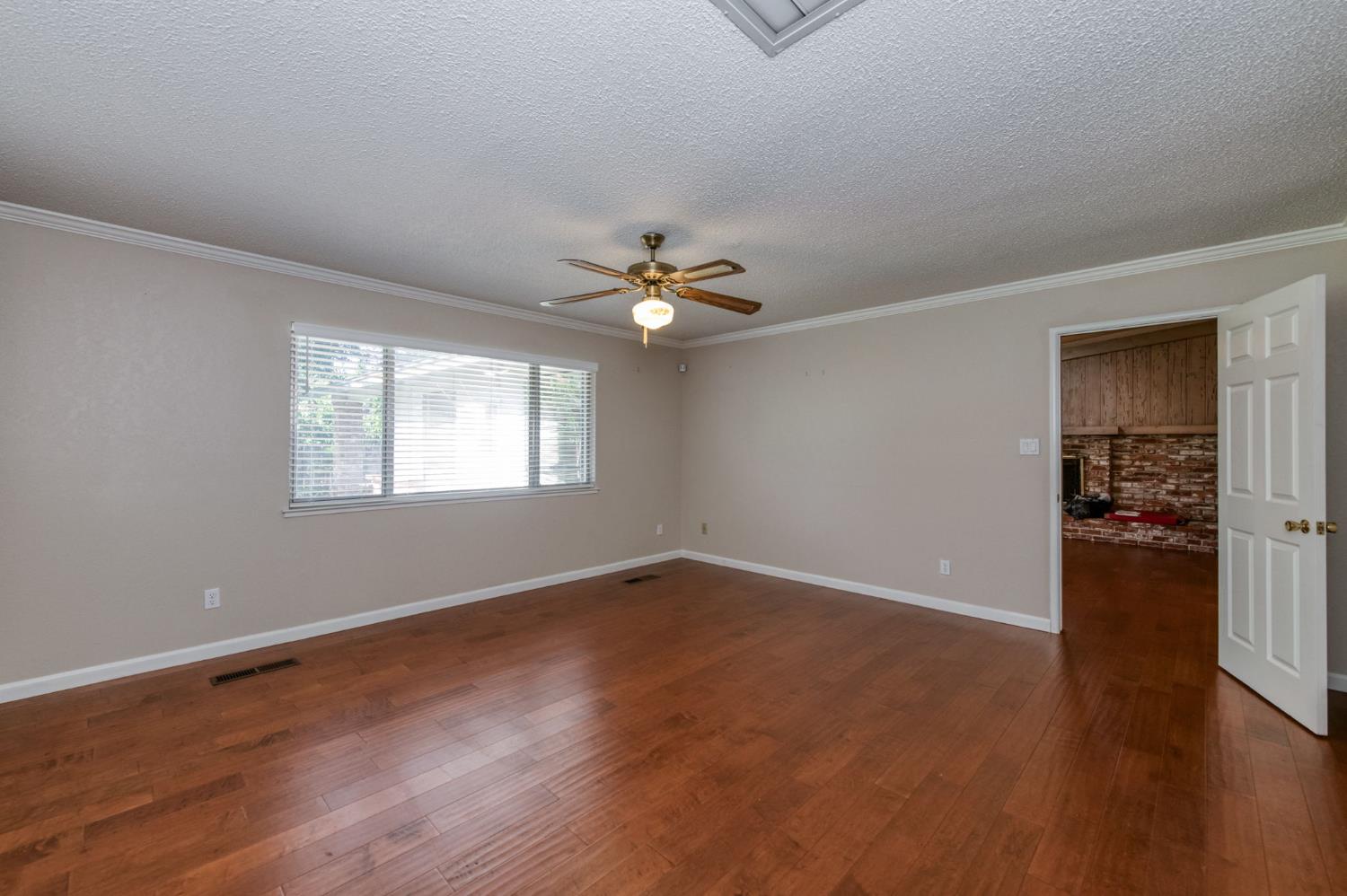 181 W Dovewood Ln, Fresno, CA 93704