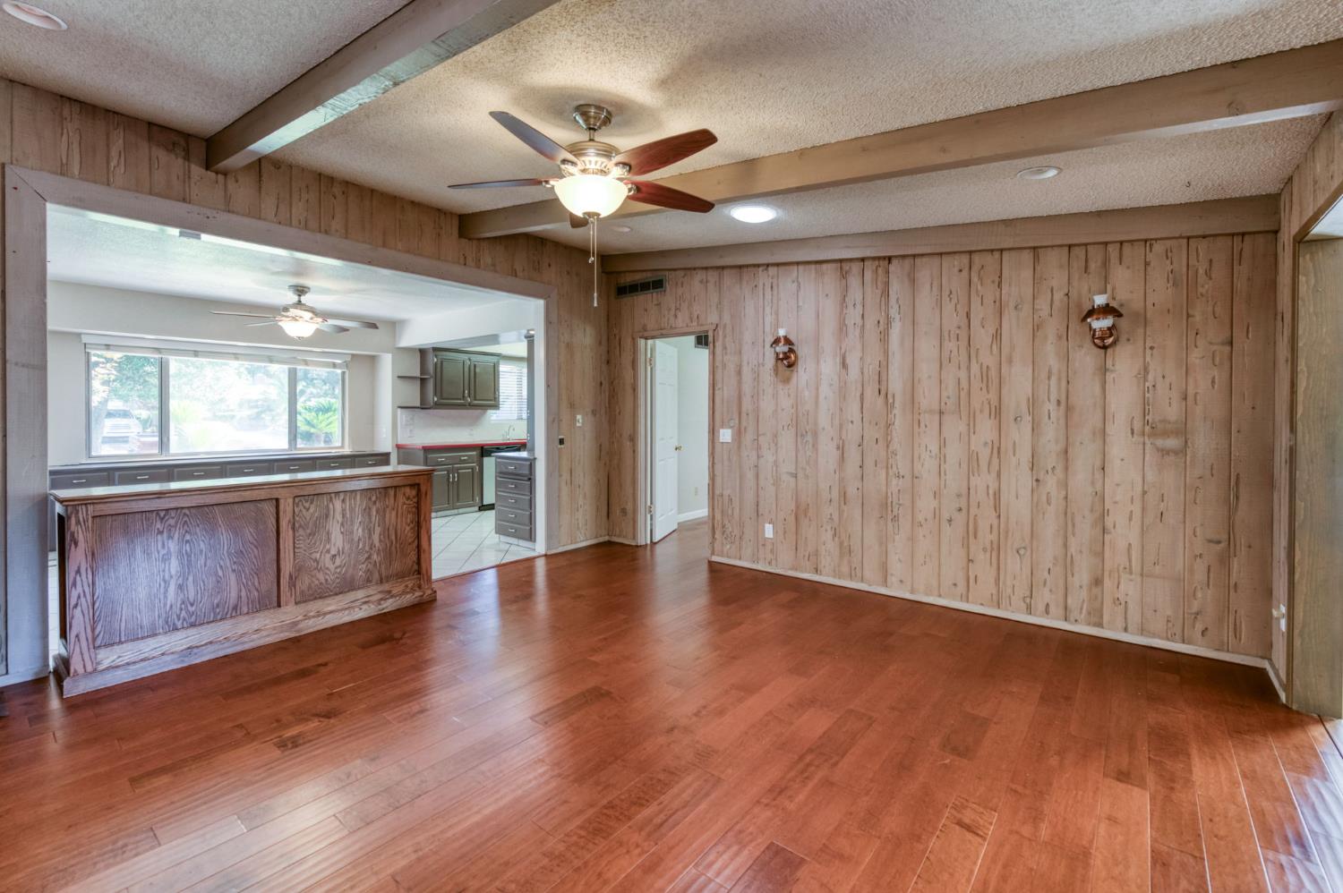 181 W Dovewood Ln, Fresno, CA 93704