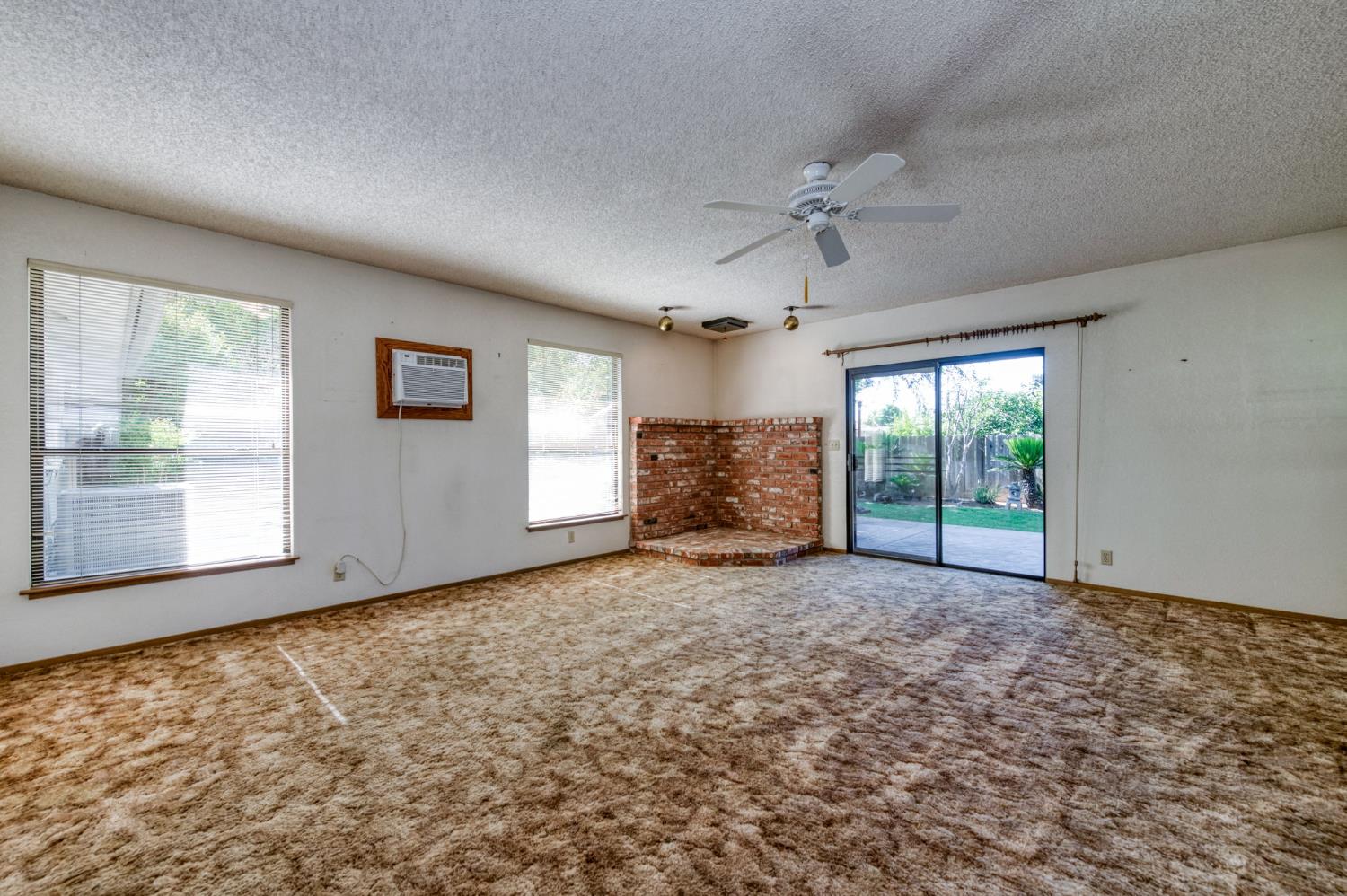 181 W Dovewood Ln, Fresno, CA 93704