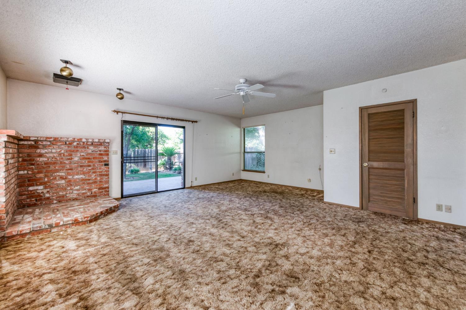 181 W Dovewood Ln, Fresno, CA 93704