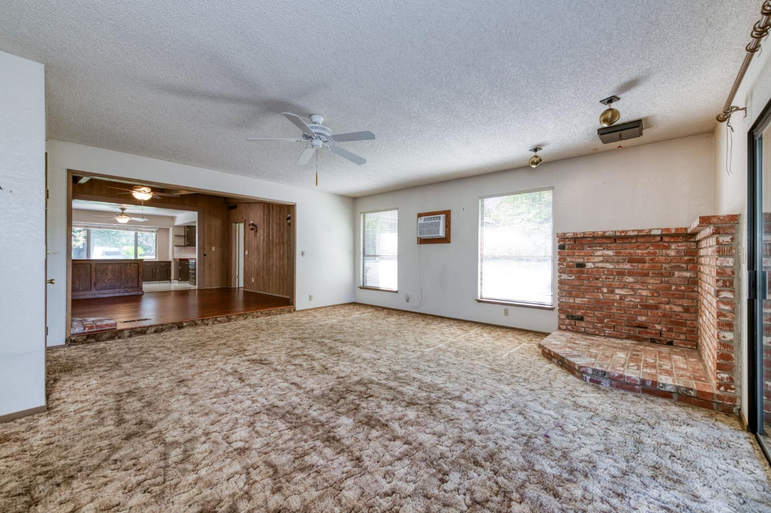 181 W Dovewood Ln, Fresno, CA 93704
