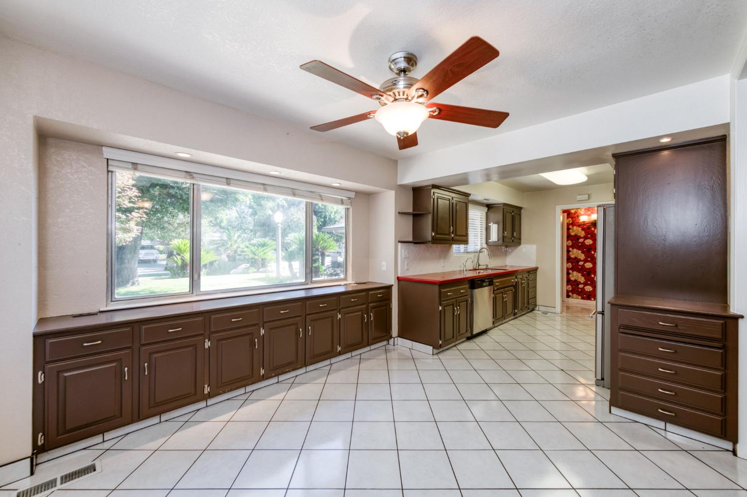 181 W Dovewood Ln, Fresno, CA 93704