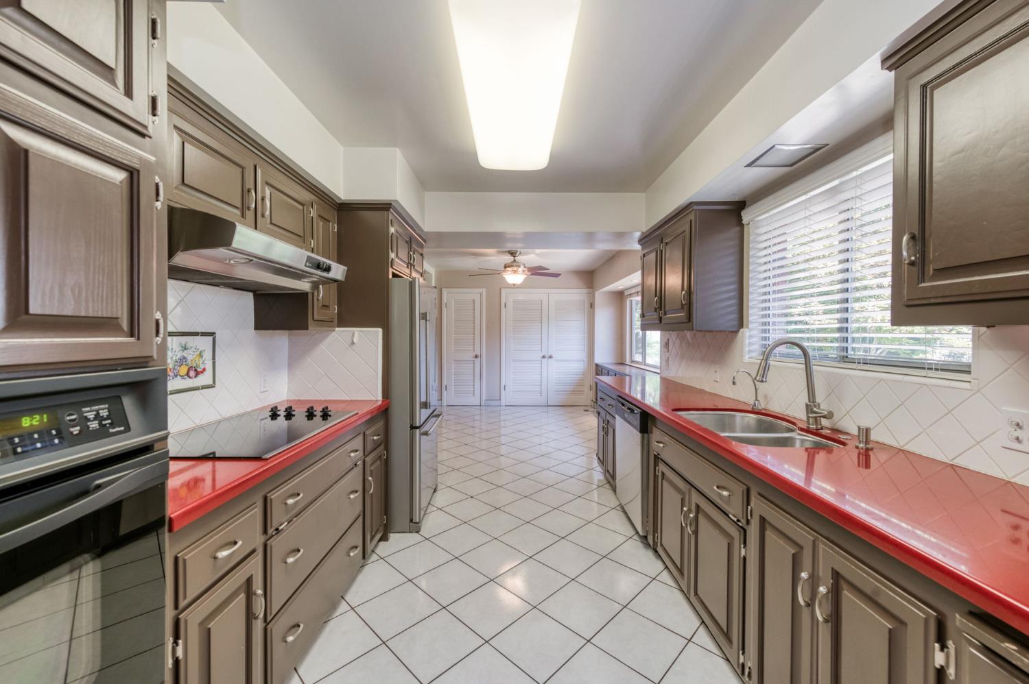 181 W Dovewood Ln, Fresno, CA 93704