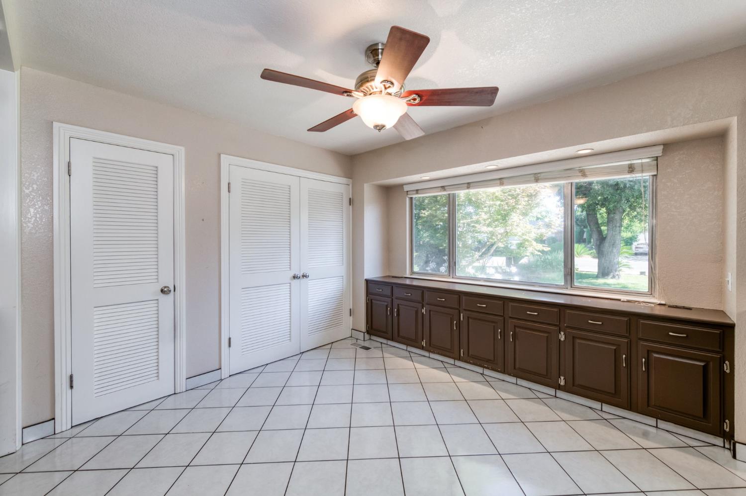 181 W Dovewood Ln, Fresno, CA 93704