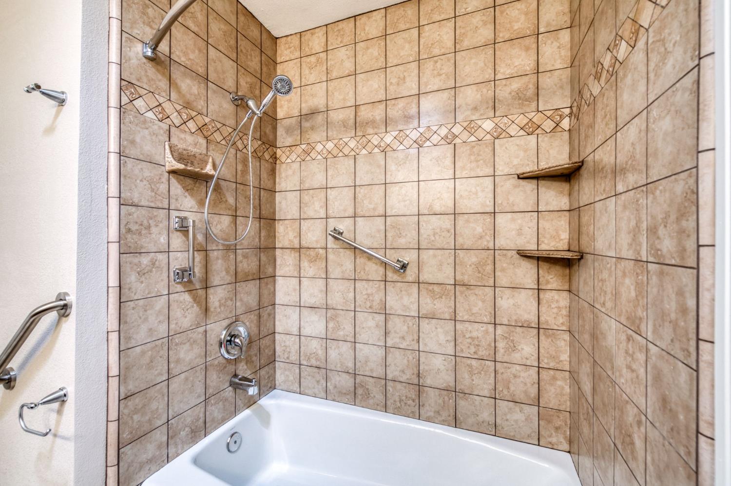 181 W Dovewood Ln, Fresno, CA 93704