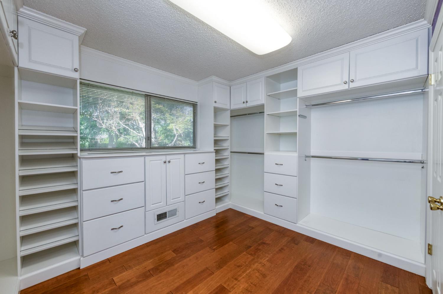181 W Dovewood Ln, Fresno, CA 93704