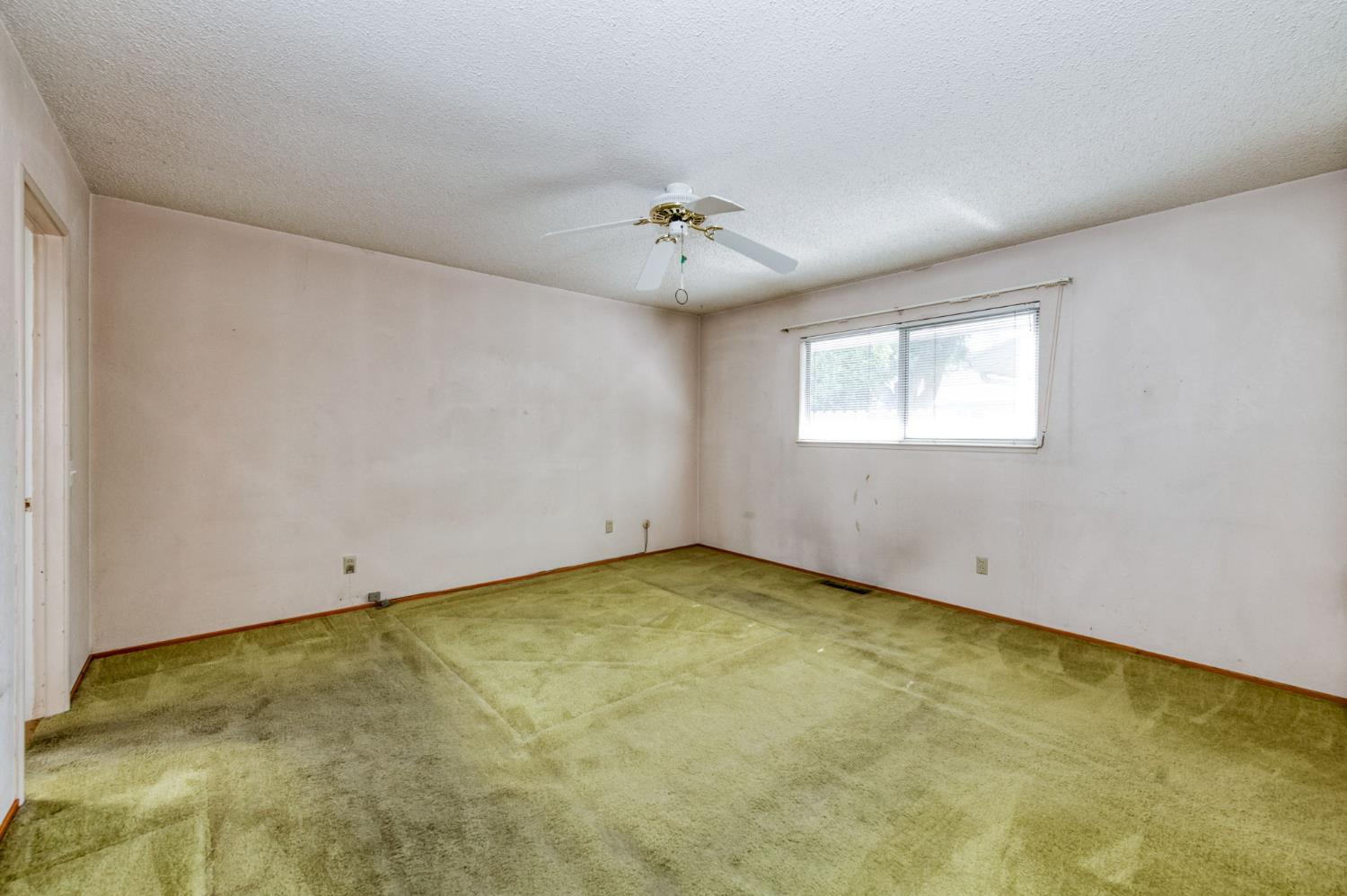 181 W Dovewood Ln, Fresno, CA 93704