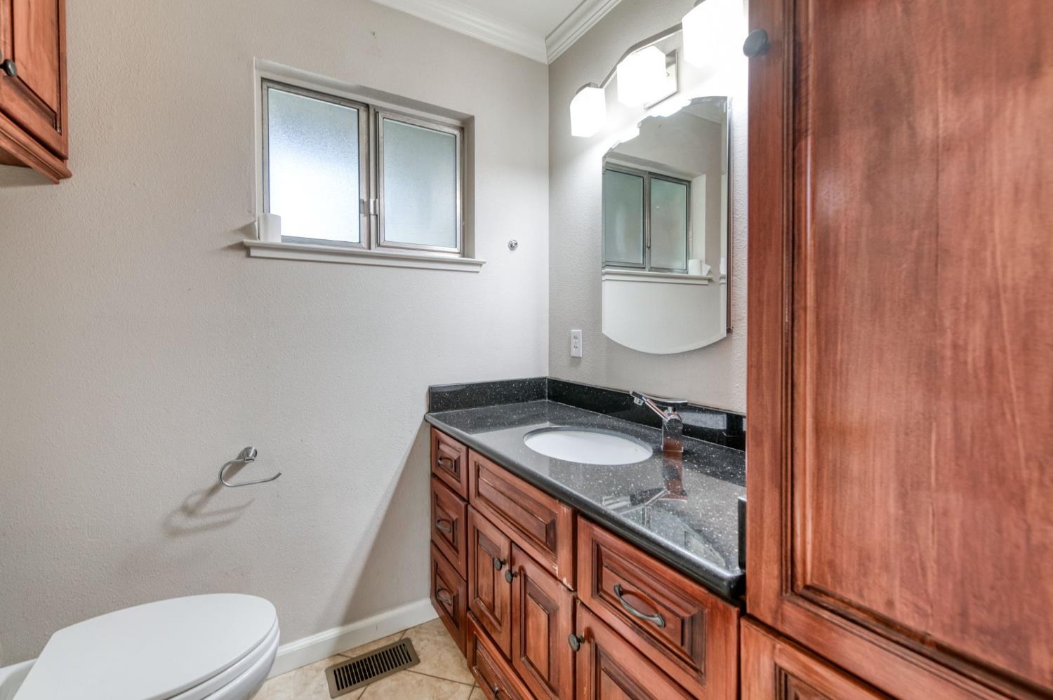 181 W Dovewood Ln, Fresno, CA 93704