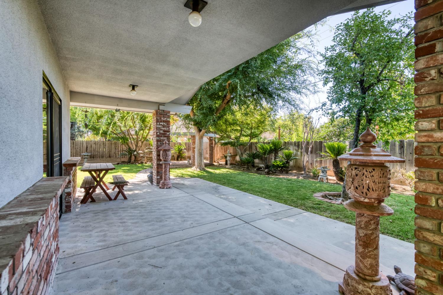 181 W Dovewood Ln, Fresno, CA 93704