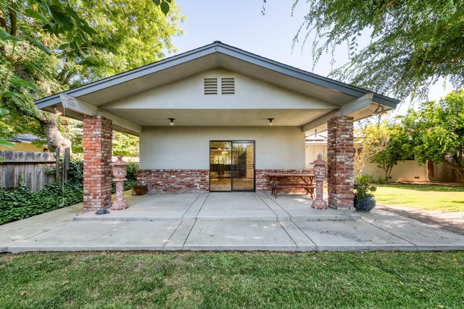 181 W Dovewood Ln, Fresno, CA 93704