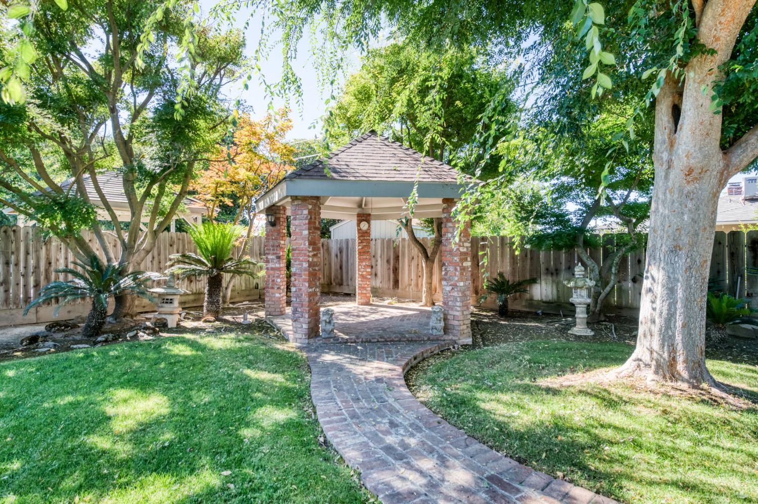 181 W Dovewood Ln, Fresno, CA 93704