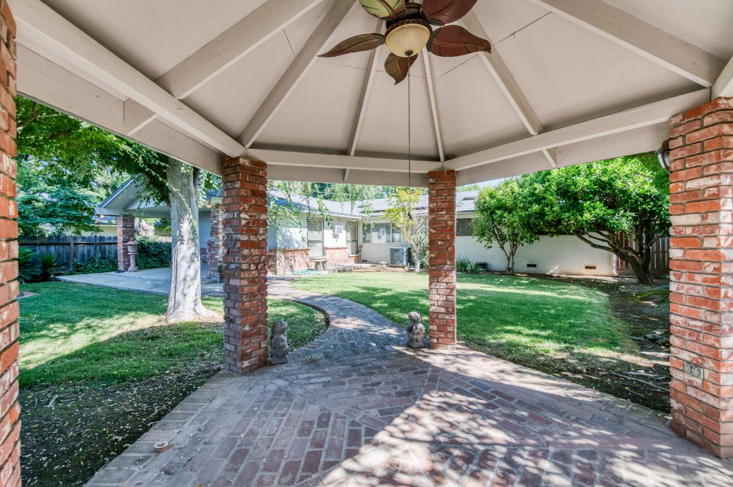 181 W Dovewood Ln, Fresno, CA 93704