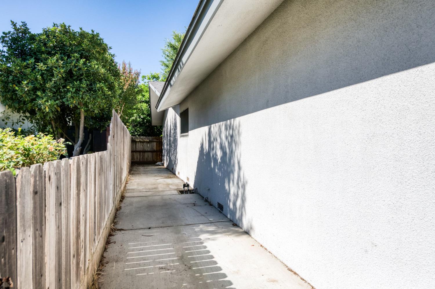 181 W Dovewood Ln, Fresno, CA 93704
