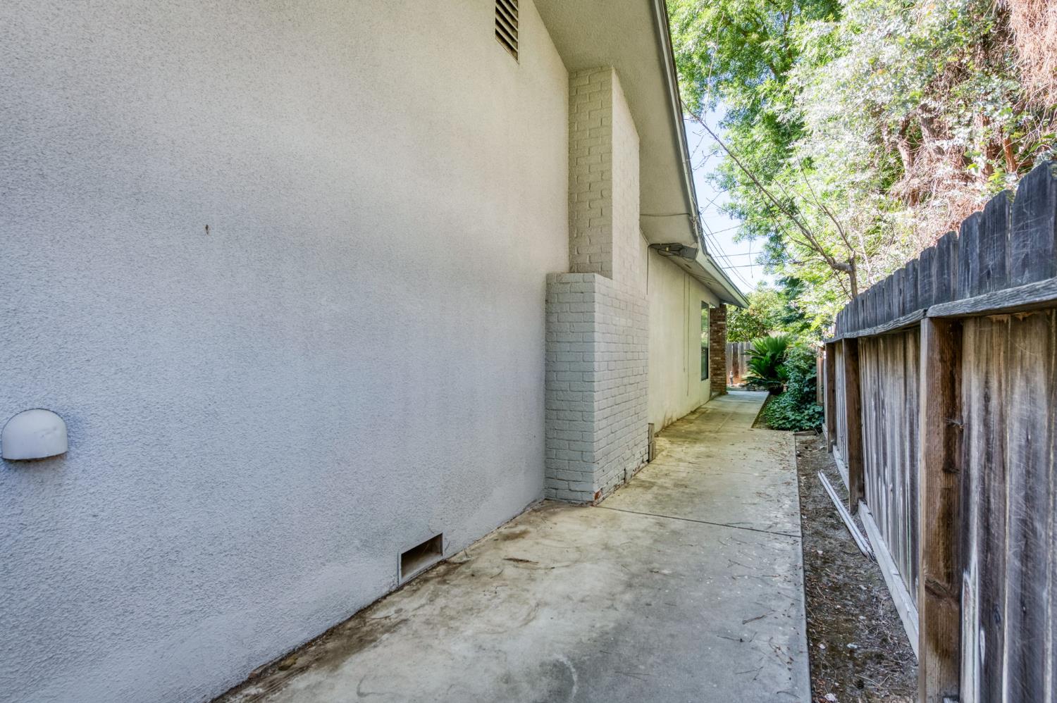 181 W Dovewood Ln, Fresno, CA 93704