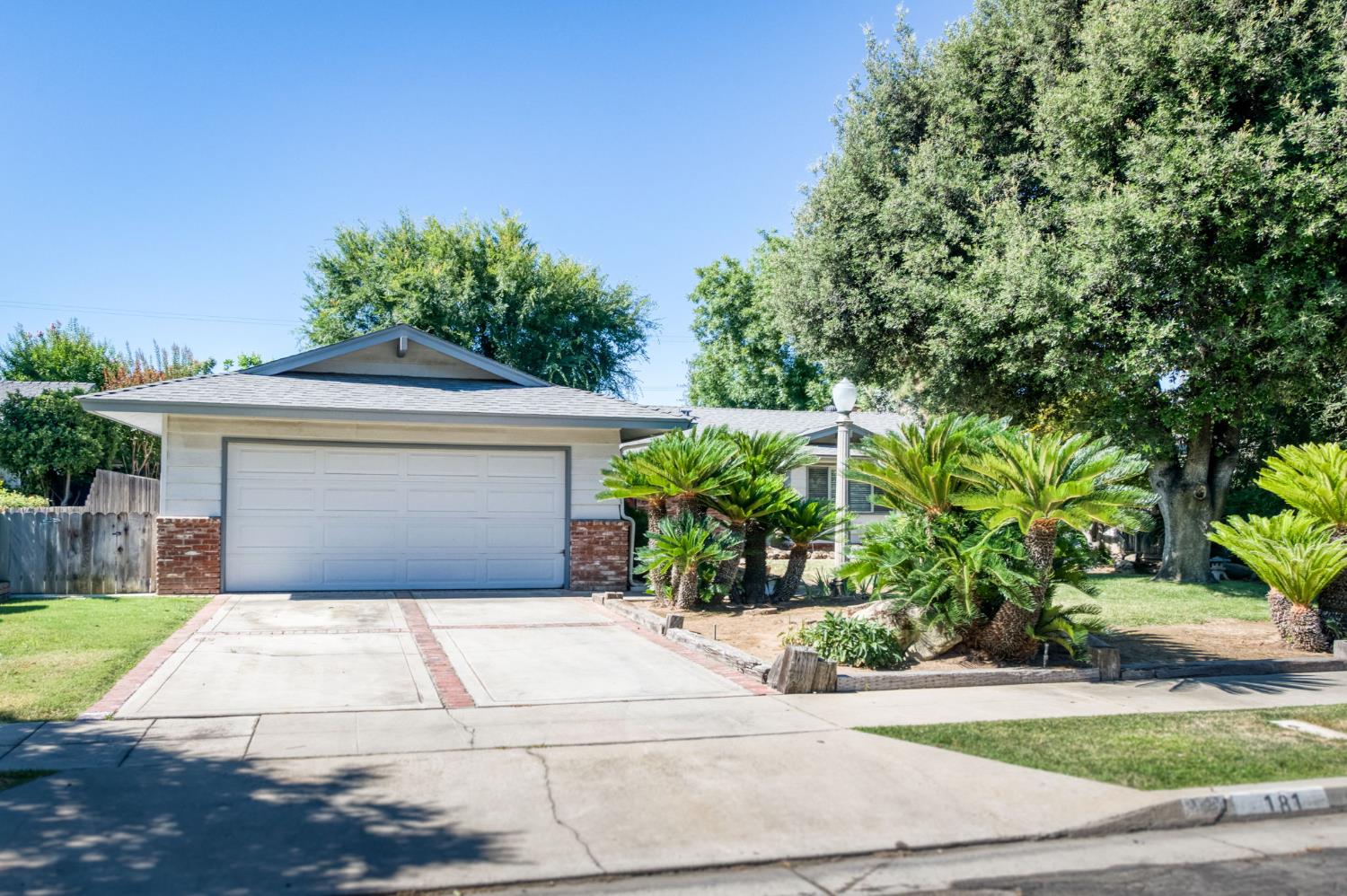 181 W Dovewood Ln, Fresno, CA 93704