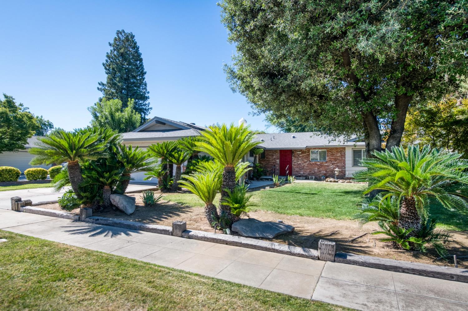 181 W Dovewood Ln, Fresno, CA 93704