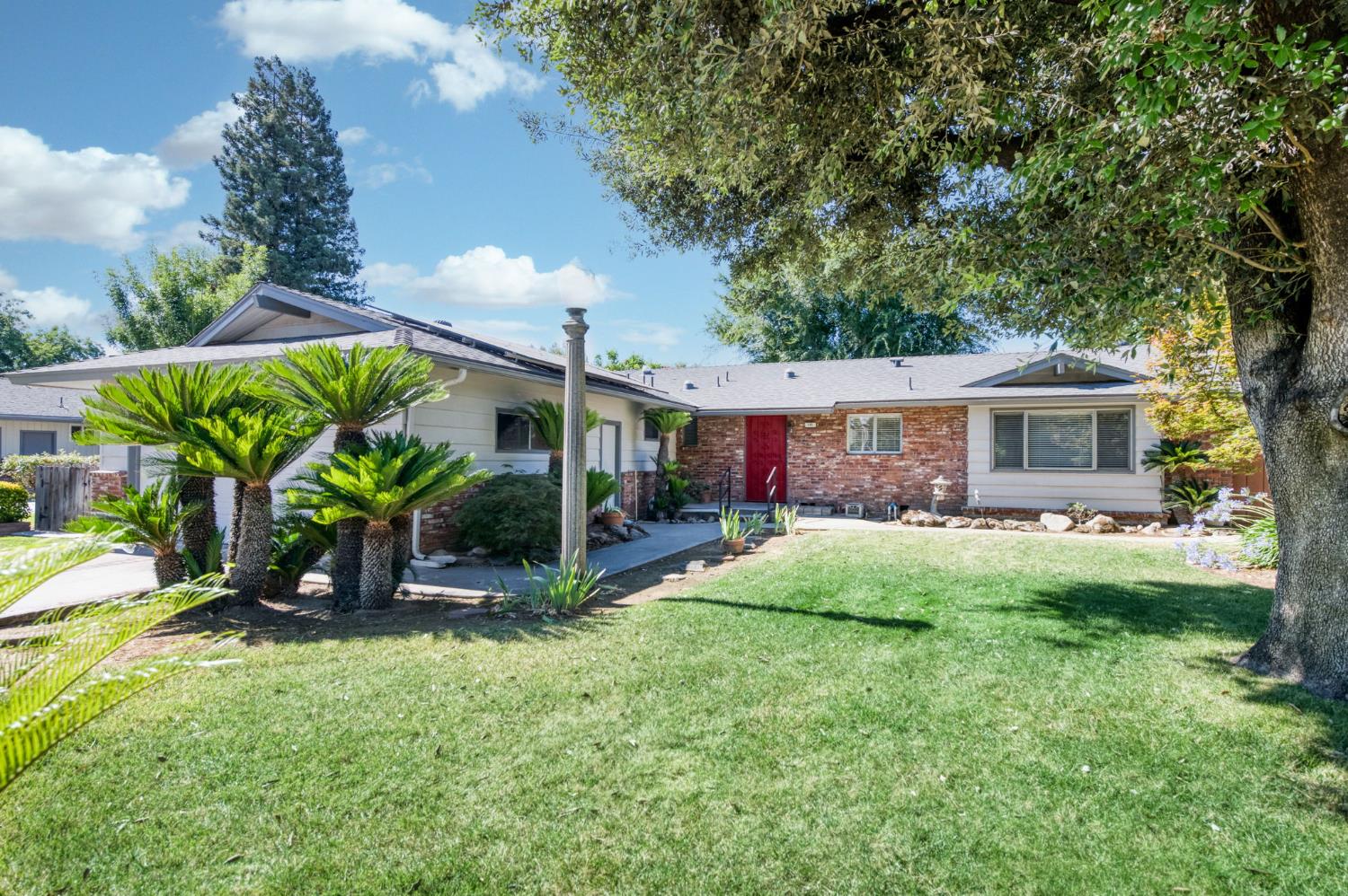 181 W Dovewood Ln, Fresno, CA 93704