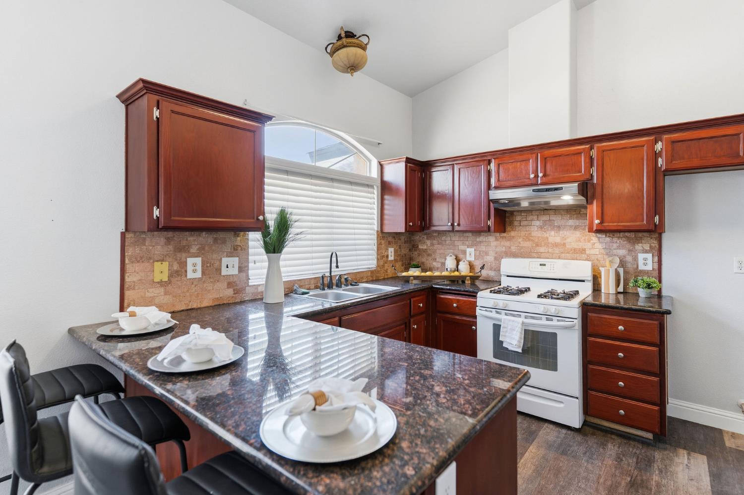 4885 E Edna Ave, Fresno, CA 93725