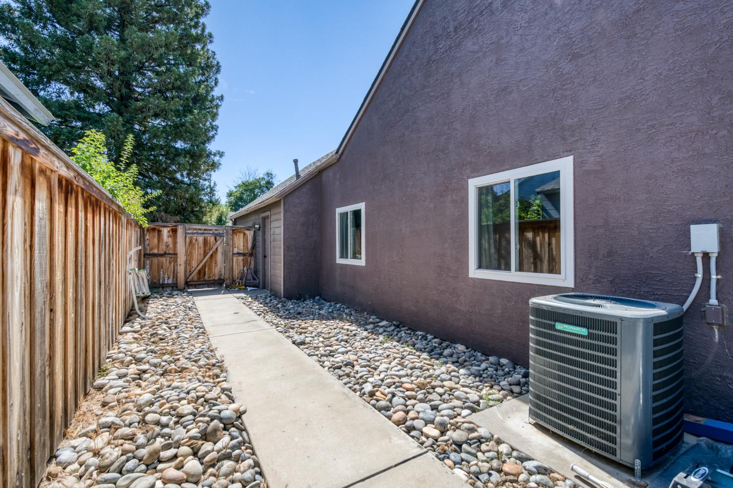 1012 N Adler Ave, Clovis, CA 93611