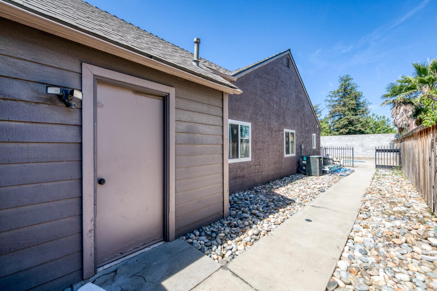 1012 N Adler Ave, Clovis, CA 93611