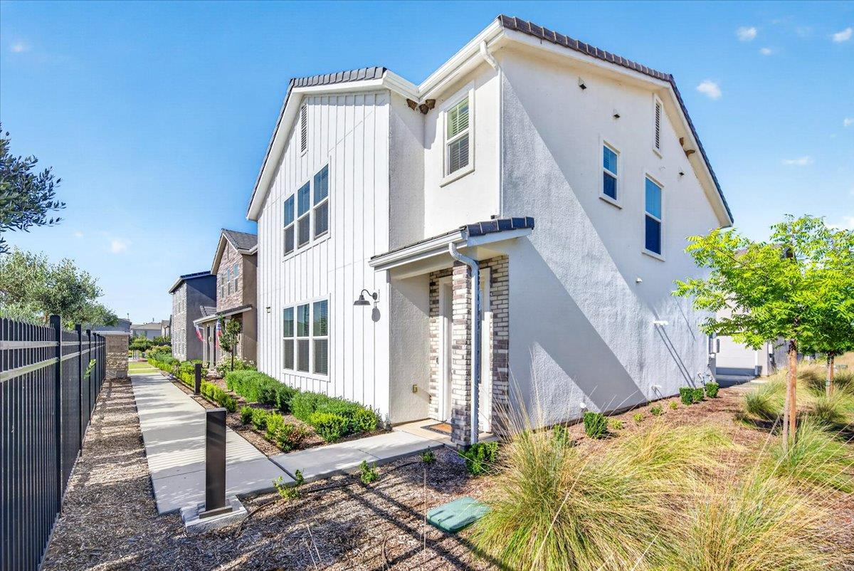 10993 N Wisteria Dr, Fresno, CA 93730