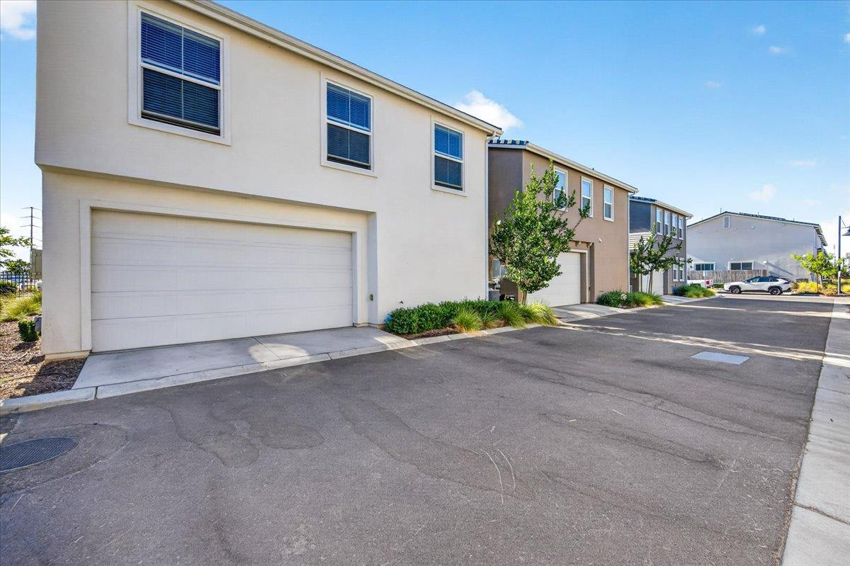 10993 N Wisteria Dr, Fresno, CA 93730