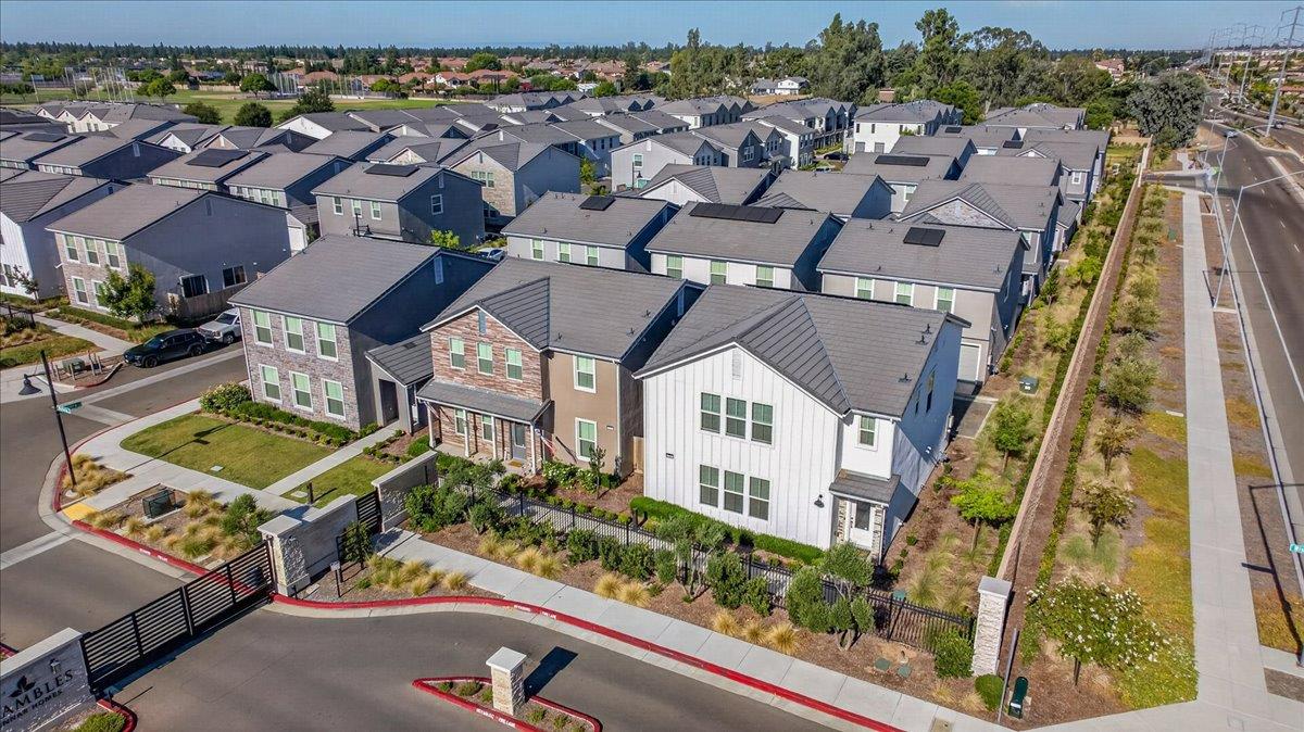10993 N Wisteria Dr, Fresno, CA 93730