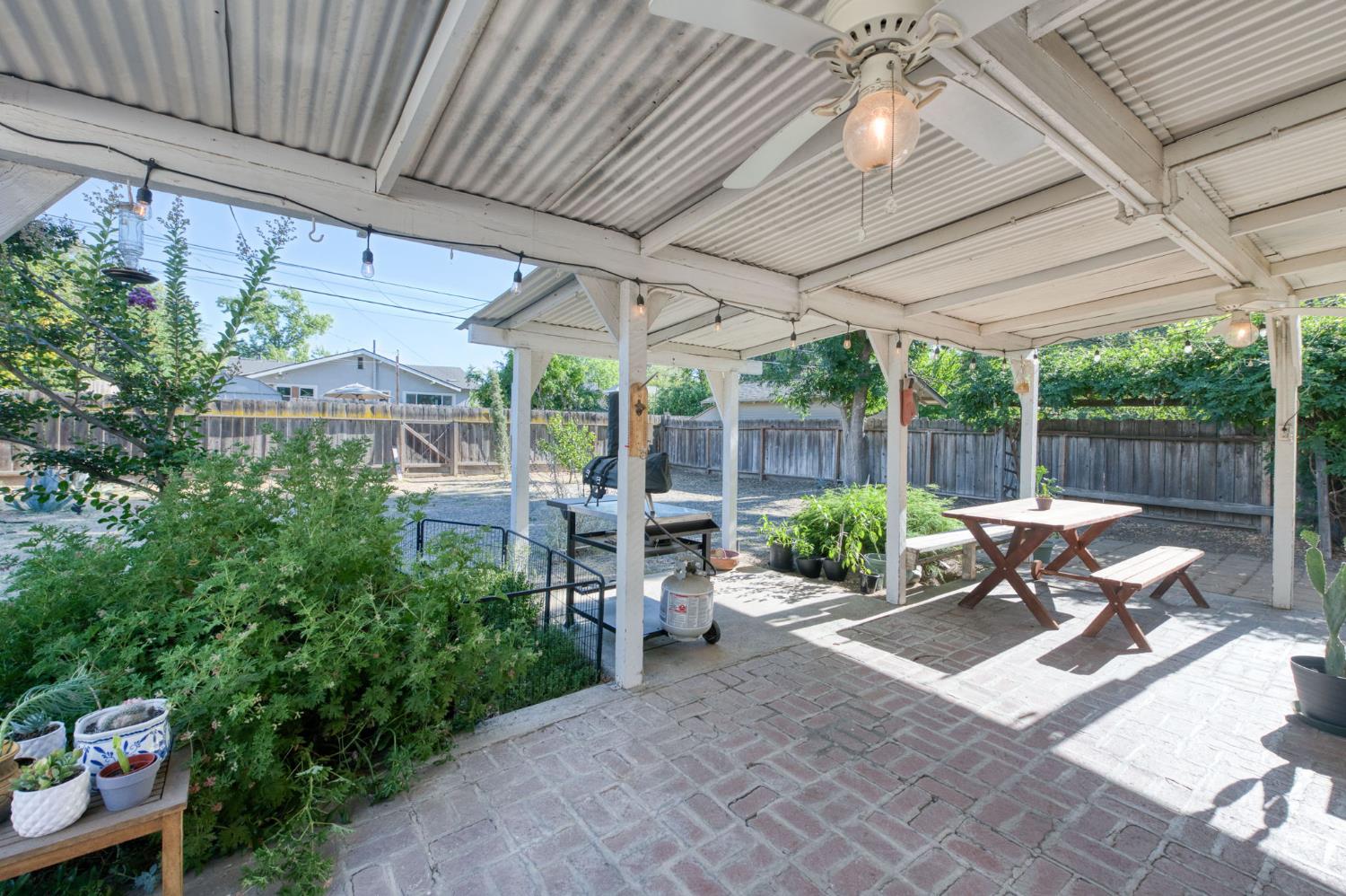 526 E Simpson Ave, Fresno, CA 93704