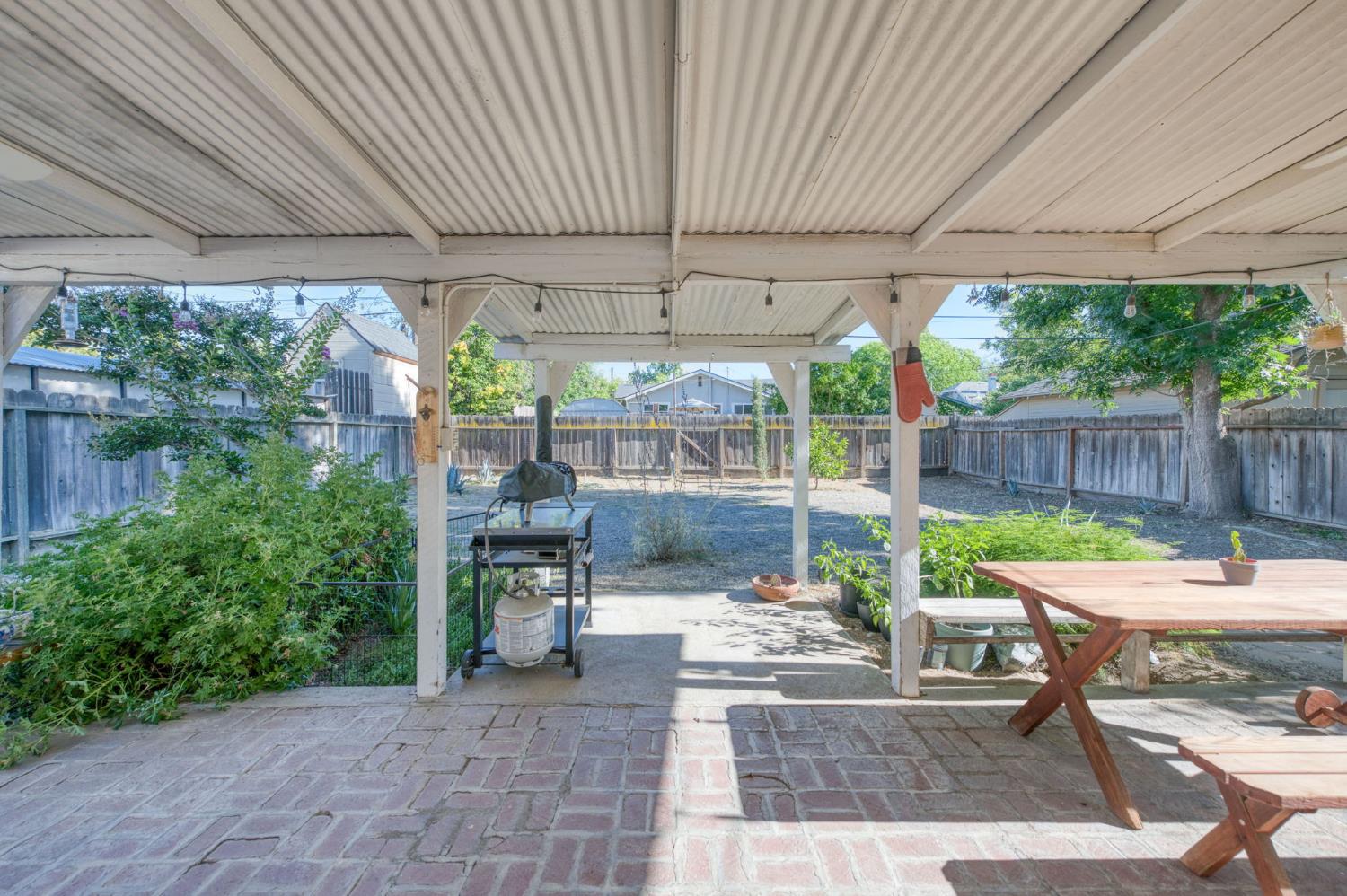 526 E Simpson Ave, Fresno, CA 93704